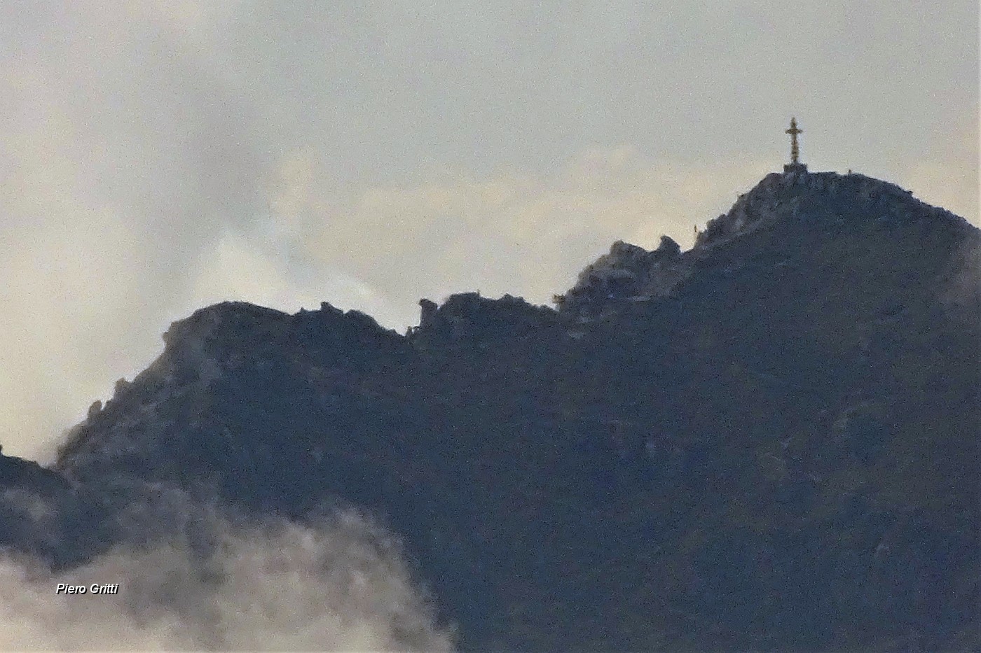 74 Maxi zoom sulla Cima Cermenati in Resegone con la croce di vetta.JPG -                                